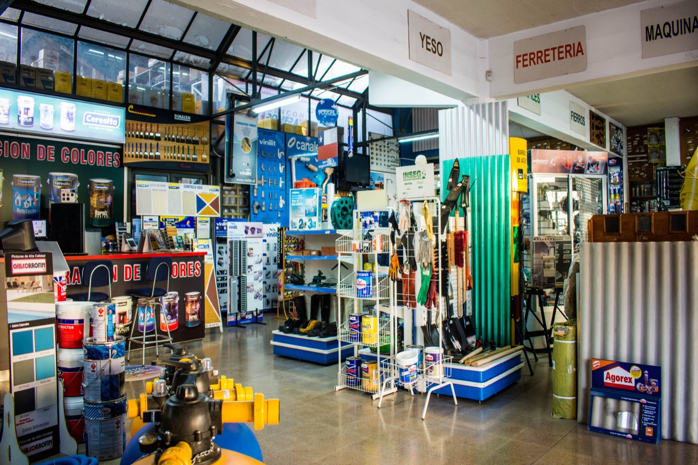 Interior de la tienda Dimacen en Talca